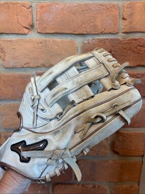 Mizuno White softball Glove 12 inches Fastpitch model
Butter soft lining